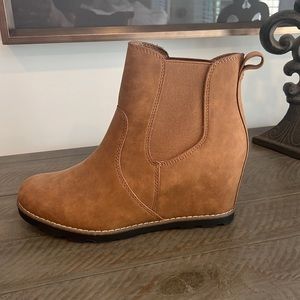 NWOT - Universal Thread Amalia Wedge Boot 9.5M